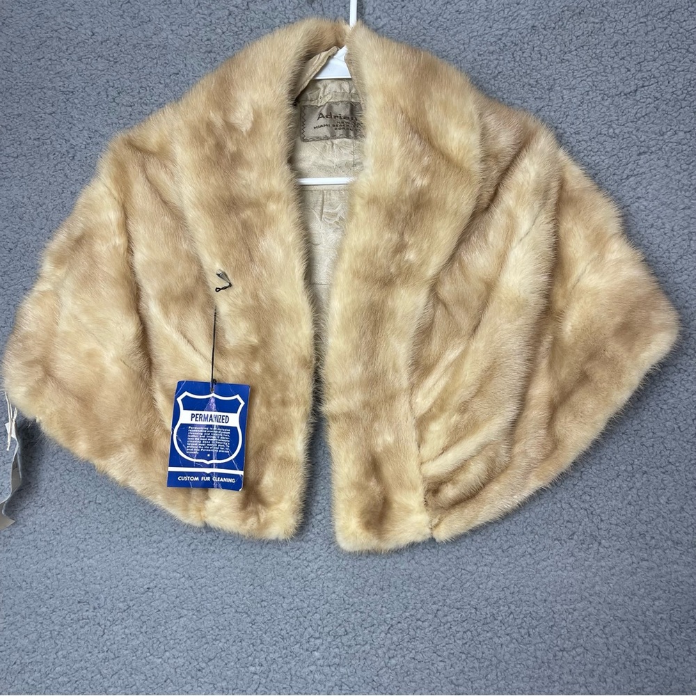 Adrián Thal fur shawl beige